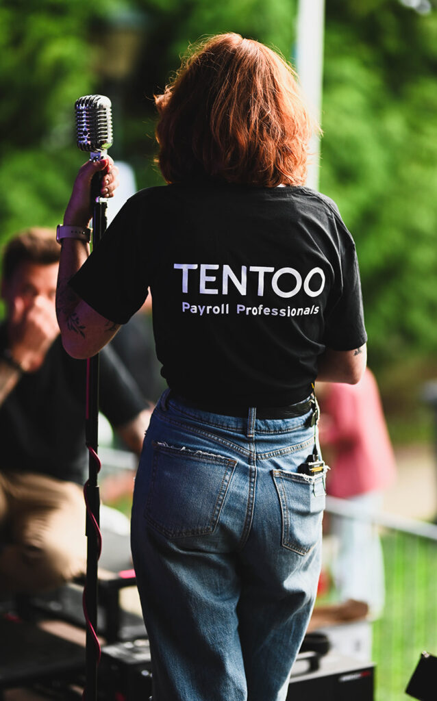 Back of a singer with Tentoo t-shirt